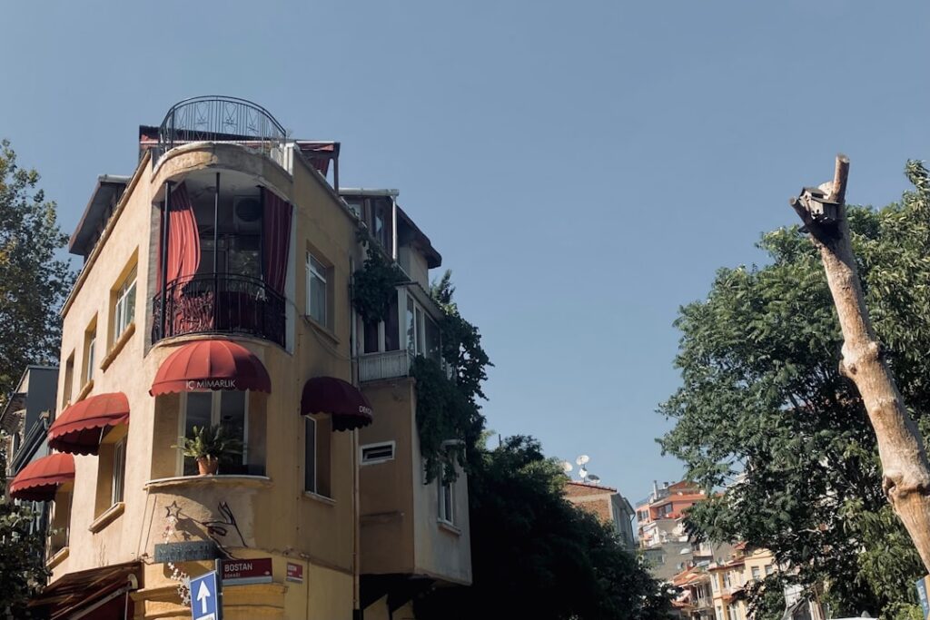 A visual metaphor for a fast-paced and competitive real estate market.